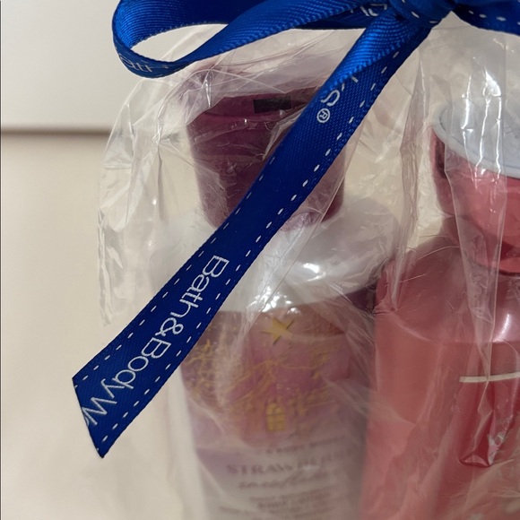 Bath & Body Works 8oz. Strawberry Snowflakes Daily Lotion & Winter Candy Apple - Picture 6 of 9